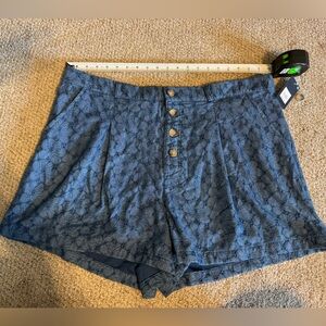 Lucky Brand Blue Floral Eyelet Textured Shorts 20”W, 16”L